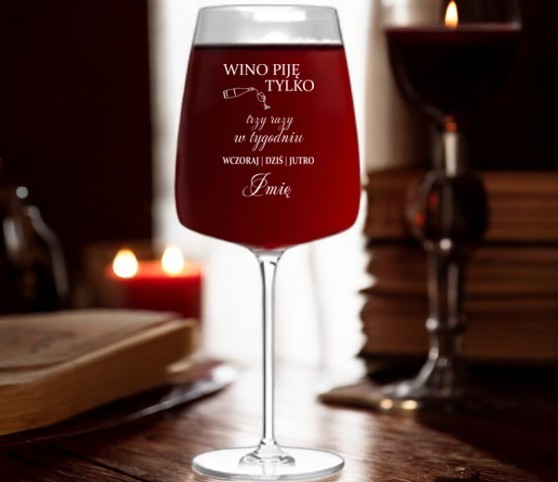 Kieliszek do Wina z Grawerem Wino Piję Tylko Trzy razy na Prezent 600ml Kieliszek do Wina z Grawerem Wino Piję Tylko Trzy razy na Prezent 600ml