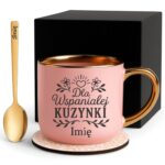 Kubek Personalizowany z Imieniem Róż + Łyżeczka i Podstawka Zestaw dla Kuzynki v.1