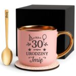 Kubek Personalizowany z Imieniem Róż + Łyżeczka i Podstawka Zestaw na 30 Urodziny v.1