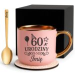 Kubek Personalizowany z Imieniem Róż + Łyżeczka i Podstawka Zestaw na 60 Urodziny v.1