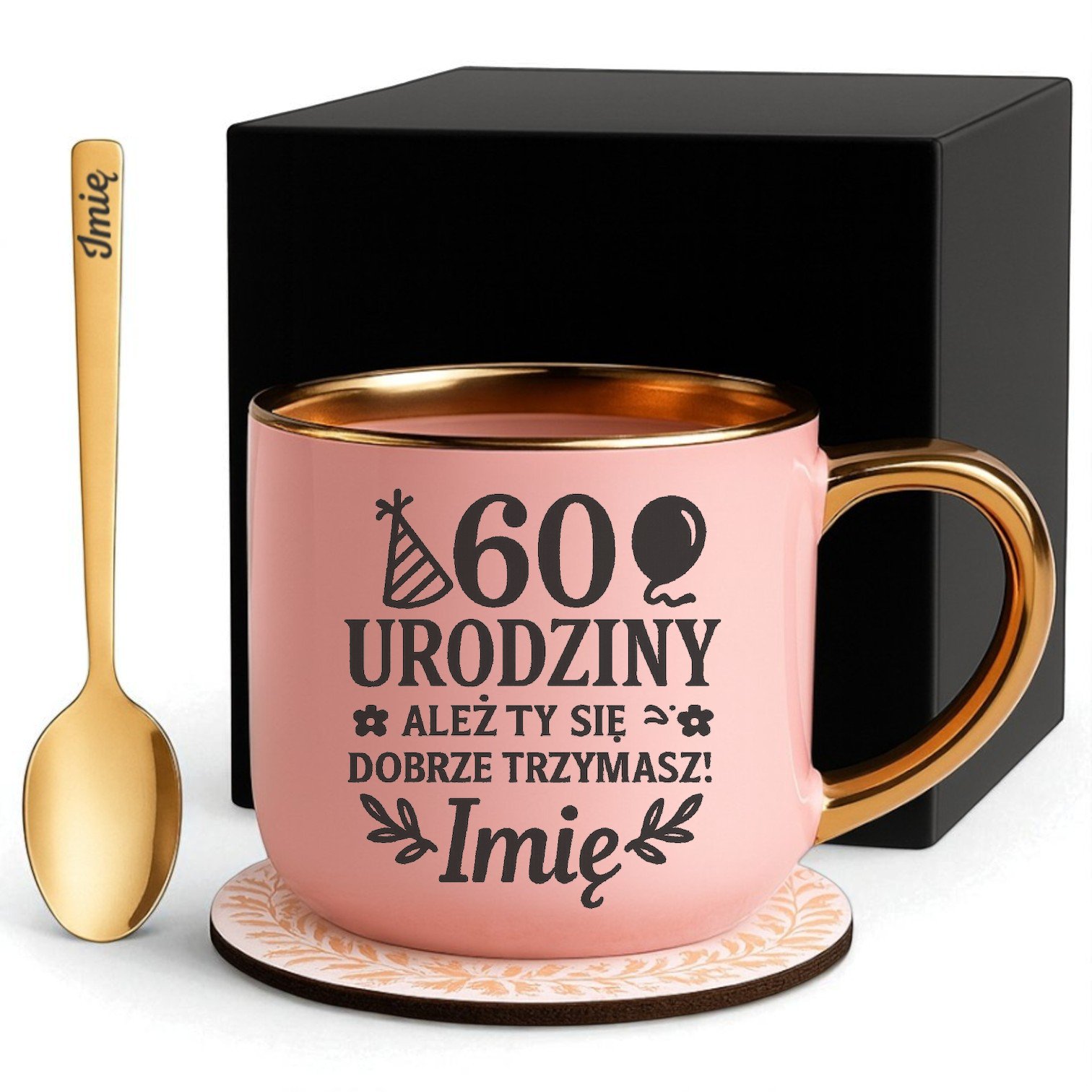 Kubek Personalizowany z Imieniem Róż + Łyżeczka i Podstawka Zestaw na 60 Urodziny v.3 Kubek Personalizowany z Imieniem Róż + Łyżeczka i Podstawka Zestaw na 60 Urodziny v.3