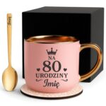 Kubek Personalizowany z Imieniem Róż + Łyżeczka i Podstawka Zestaw na 80 Urodziny v.7