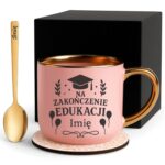 Kubek Personalizowany z Imieniem Róż + Łyżeczka i Podstawka Zestaw na Zakończenie Edukacji v.1
