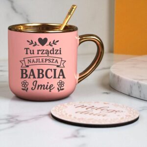 Kubek Personalizowany z Imieniem Róż + Łyżeczka i Podstawka Zestaw dla Babci v.3