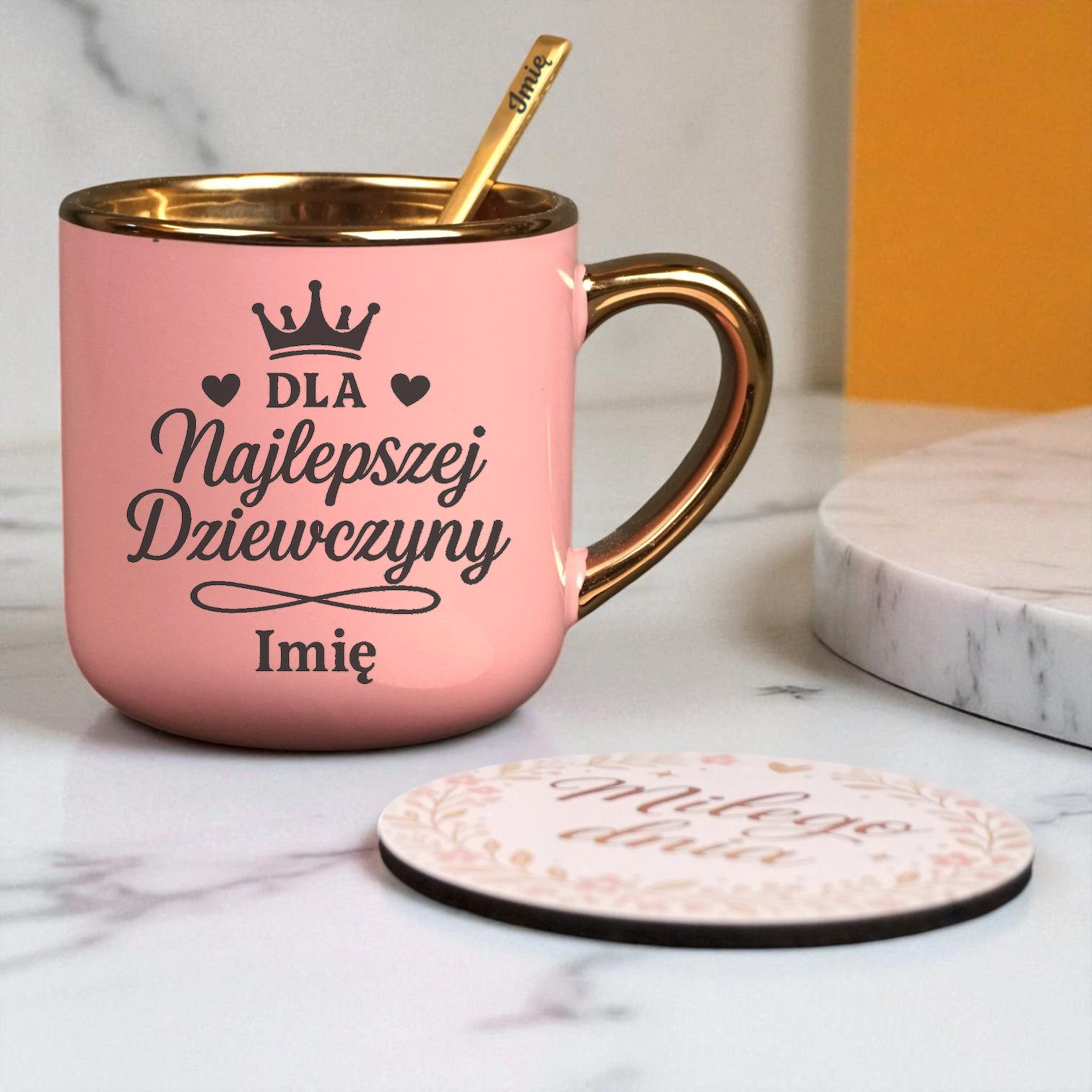 Kubek Personalizowany z Imieniem Róż + Łyżeczka i Podstawka Zestaw dla Dziewczyny v.2 Kubek Personalizowany z Imieniem Róż + Łyżeczka i Podstawka Zestaw dla Dziewczyny v.2