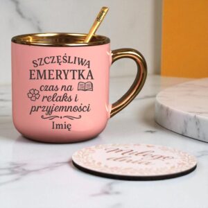 Kubek Personalizowany z Imieniem Róż + Łyżeczka i Podstawka Zestaw dla Emerytki v.2