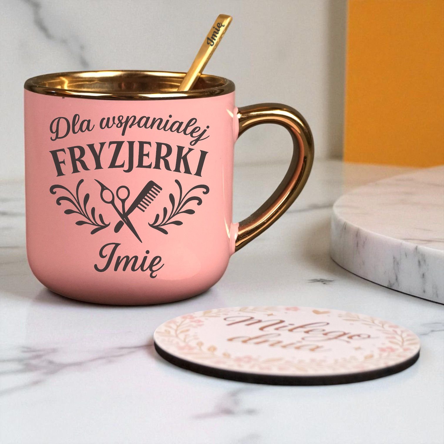 Kubek Personalizowany z Imieniem Róż + Łyżeczka i Podstawka Zestaw dla Fryzjerki v.1 Kubek Personalizowany z Imieniem Róż + Łyżeczka i Podstawka Zestaw dla Fryzjerki v.1