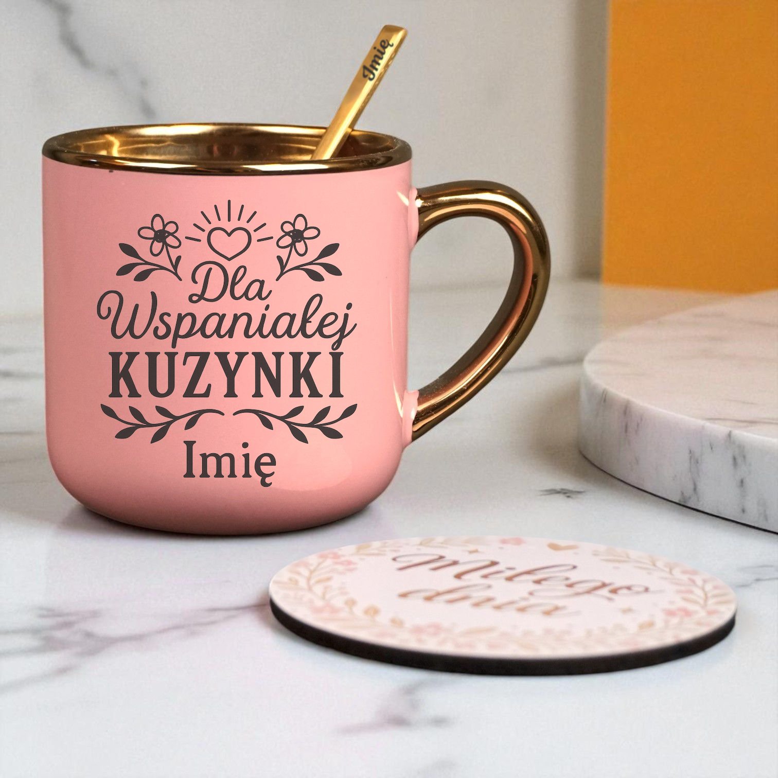 Kubek Personalizowany z Imieniem Róż + Łyżeczka i Podstawka Zestaw dla Kuzynki v.1 Kubek Personalizowany z Imieniem Róż + Łyżeczka i Podstawka Zestaw dla Kuzynki v.1