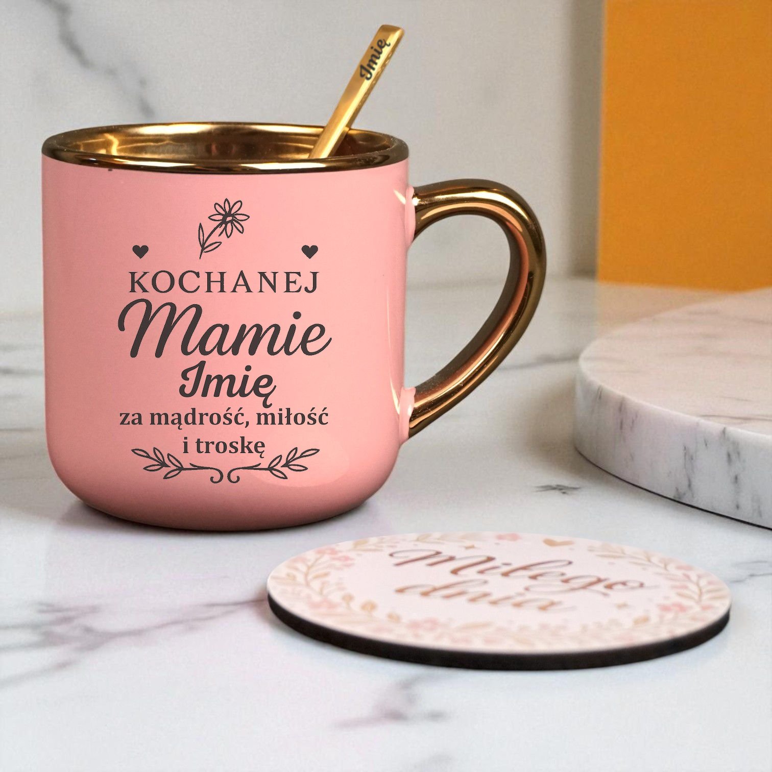 Kubek Personalizowany z Imieniem Róż + Łyżeczka i Podstawka Zestaw dla Mamy v.2 Kubek Personalizowany z Imieniem Róż + Łyżeczka i Podstawka Zestaw dla Mamy v.2