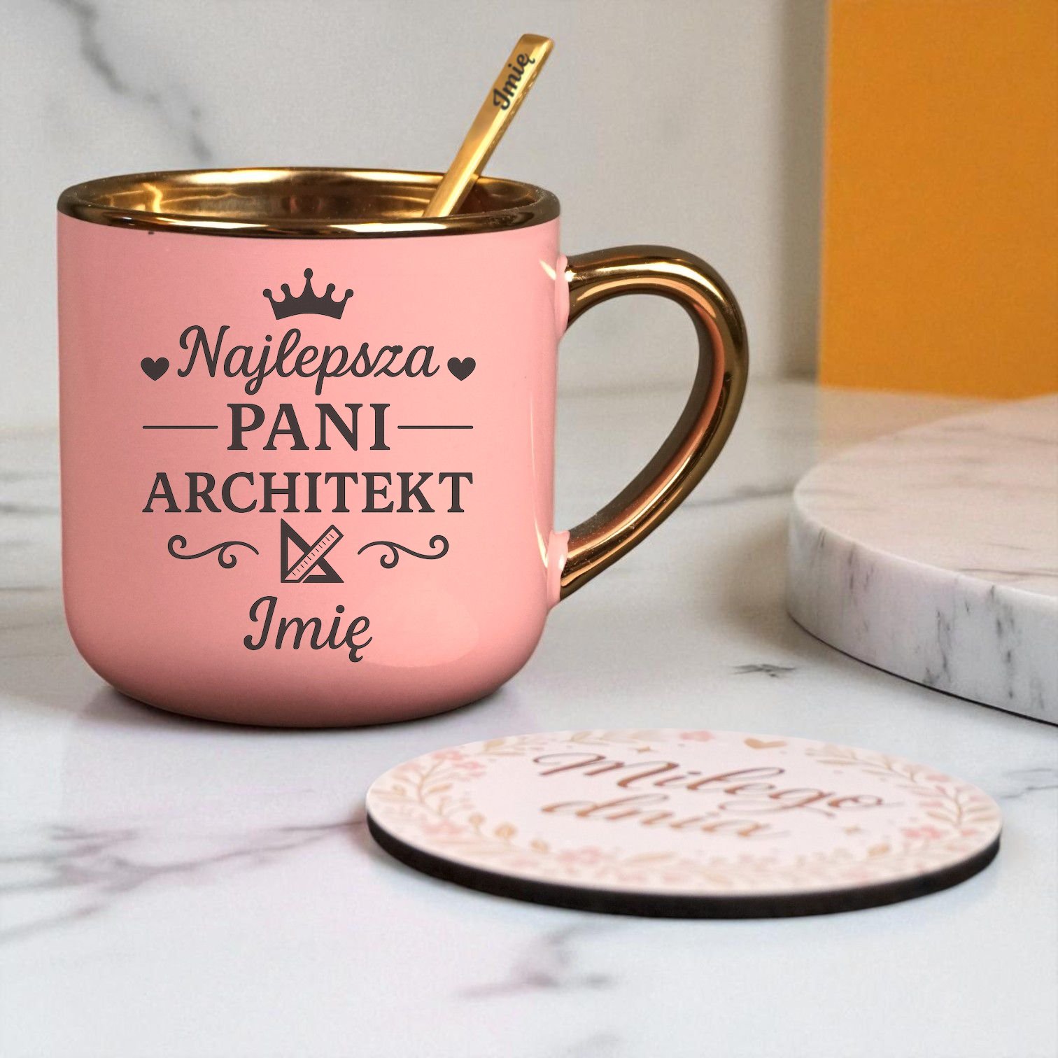 Kubek Personalizowany z Imieniem Róż + Łyżeczka i Podstawka Zestaw dla Pani Architekt v.2 Kubek Personalizowany z Imieniem Róż + Łyżeczka i Podstawka Zestaw dla Pani Architekt v.2