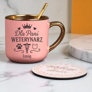 Kubek Personalizowany z Imieniem Róż + Łyżeczka i Podstawka Zestaw dla Pani Weterynarza v.2