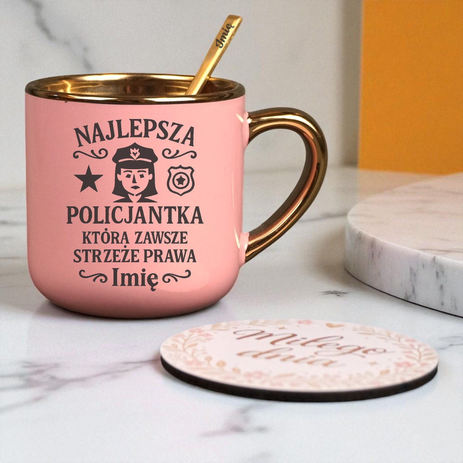 Kubek Personalizowany z Imieniem Róż + Łyżeczka i Podstawka Zestaw dla Policjantki v.1 Kubek Personalizowany z Imieniem Róż + Łyżeczka i Podstawka Zestaw dla Policjantki v.1