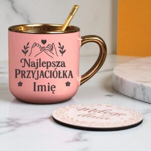 Kubek Personalizowany z Imieniem Róż + Łyżeczka i Podstawka Zestaw dla Przyjaciółki v.2