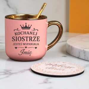 Kubek Personalizowany z Imieniem Róż + Łyżeczka i Podstawka Zestaw dla Siostry v.3