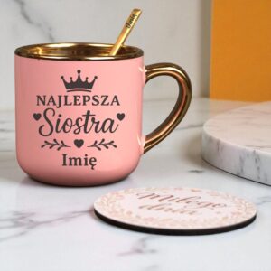 Kubek Personalizowany z Imieniem Róż + Łyżeczka i Podstawka Zestaw dla Siostry v.4