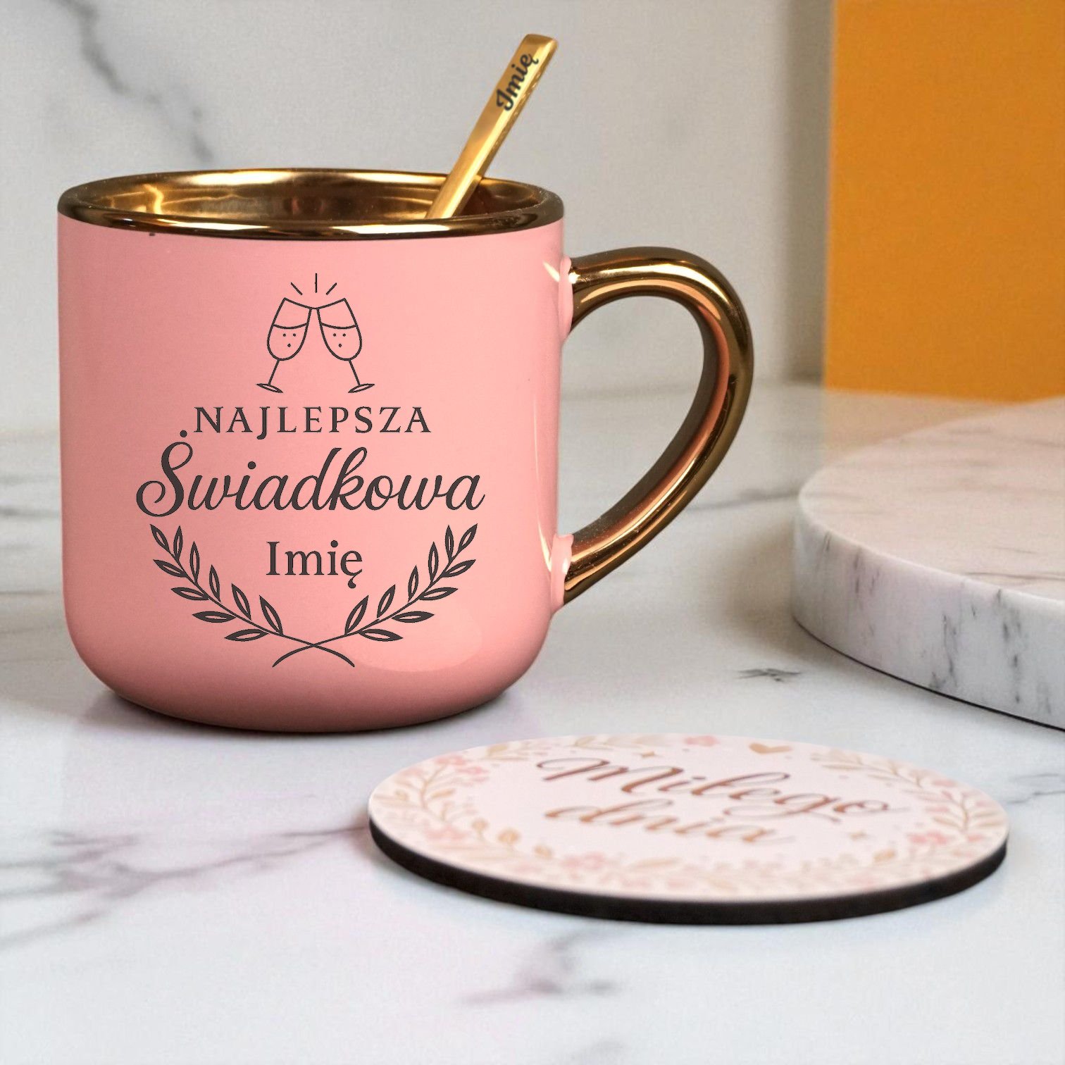Kubek Personalizowany z Imieniem Róż + Łyżeczka i Podstawka Zestaw dla Świadkowej v.2 Kubek Personalizowany z Imieniem Róż + Łyżeczka i Podstawka Zestaw dla Świadkowej v.2