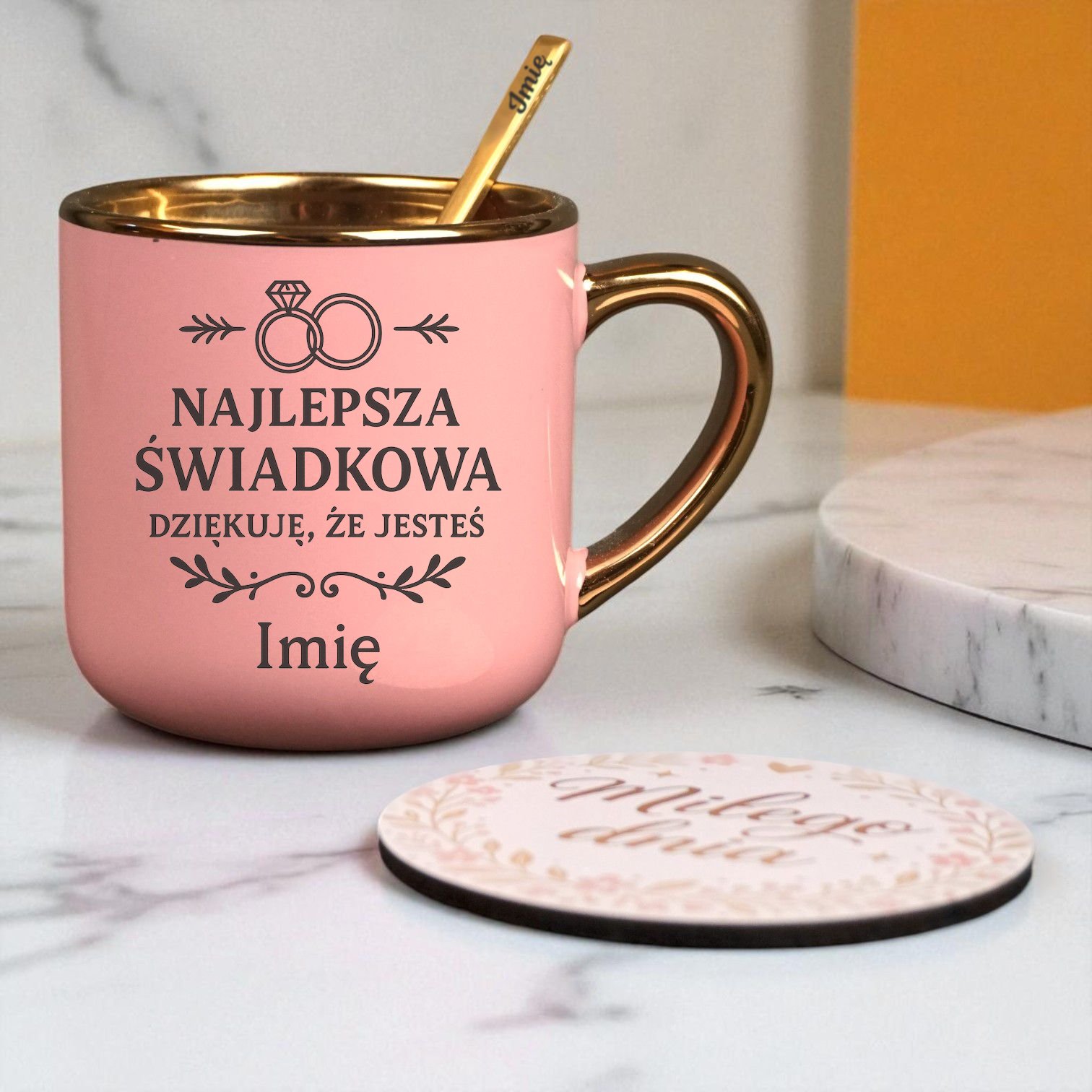 Kubek Personalizowany z Imieniem Róż + Łyżeczka i Podstawka Zestaw dla Świadkowej v.3 Kubek Personalizowany z Imieniem Róż + Łyżeczka i Podstawka Zestaw dla Świadkowej v.3