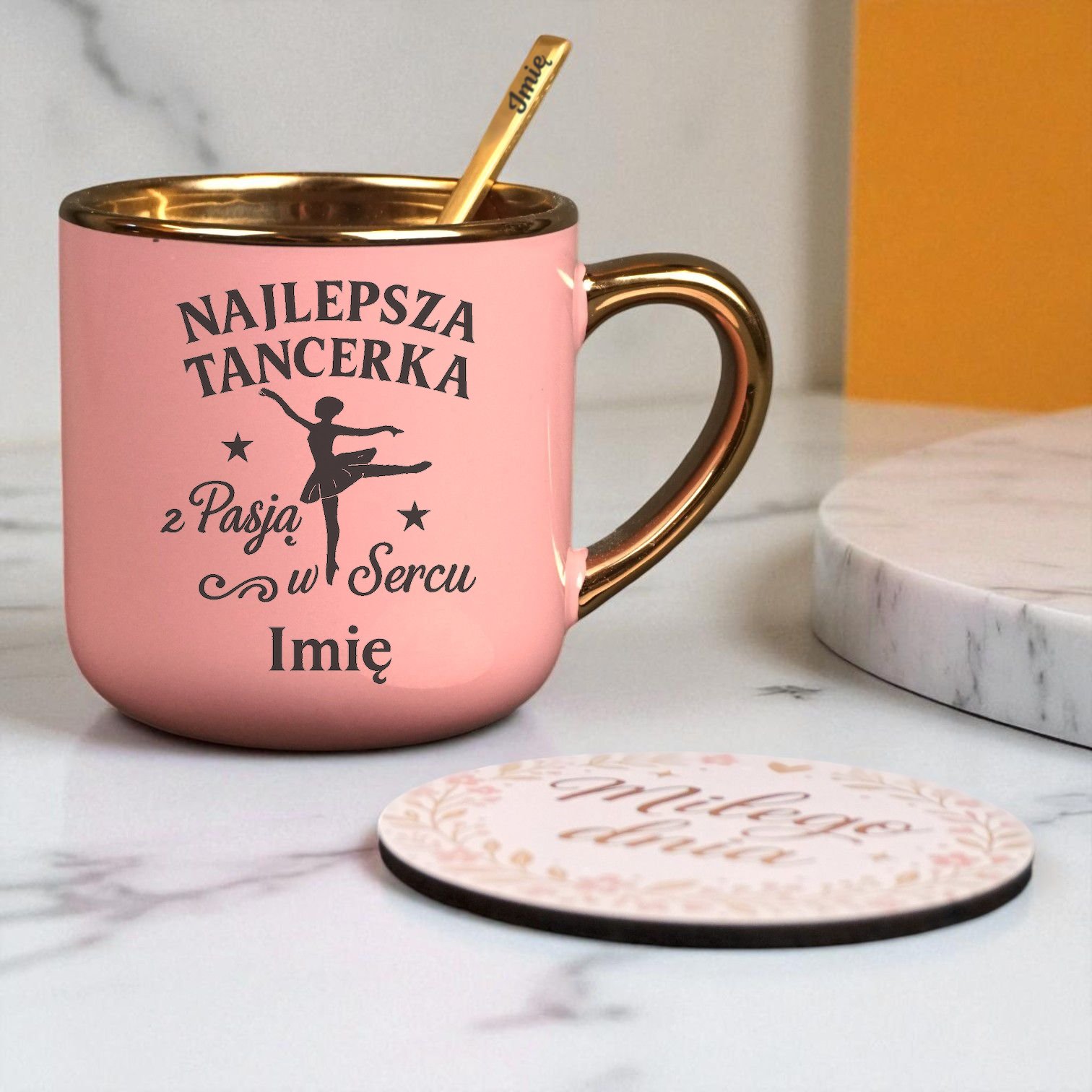 Kubek Personalizowany z Imieniem Róż + Łyżeczka i Podstawka Zestaw dla Tancerki v.1 Kubek Personalizowany z Imieniem Róż + Łyżeczka i Podstawka Zestaw dla Tancerki v.1