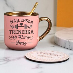 Kubek Personalizowany z Imieniem Róż + Łyżeczka i Podstawka Zestaw dla Trenerki v.1