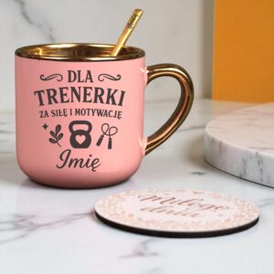 Kubek Personalizowany z Imieniem Róż + Łyżeczka i Podstawka Zestaw dla Trenerki v.2