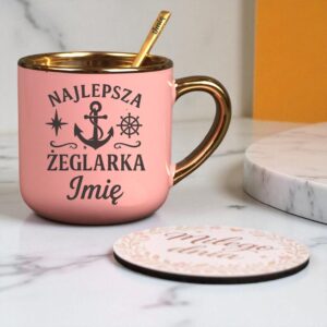 Kubek Personalizowany z Imieniem Róż + Łyżeczka i Podstawka Zestaw dla Żeglarki v.1