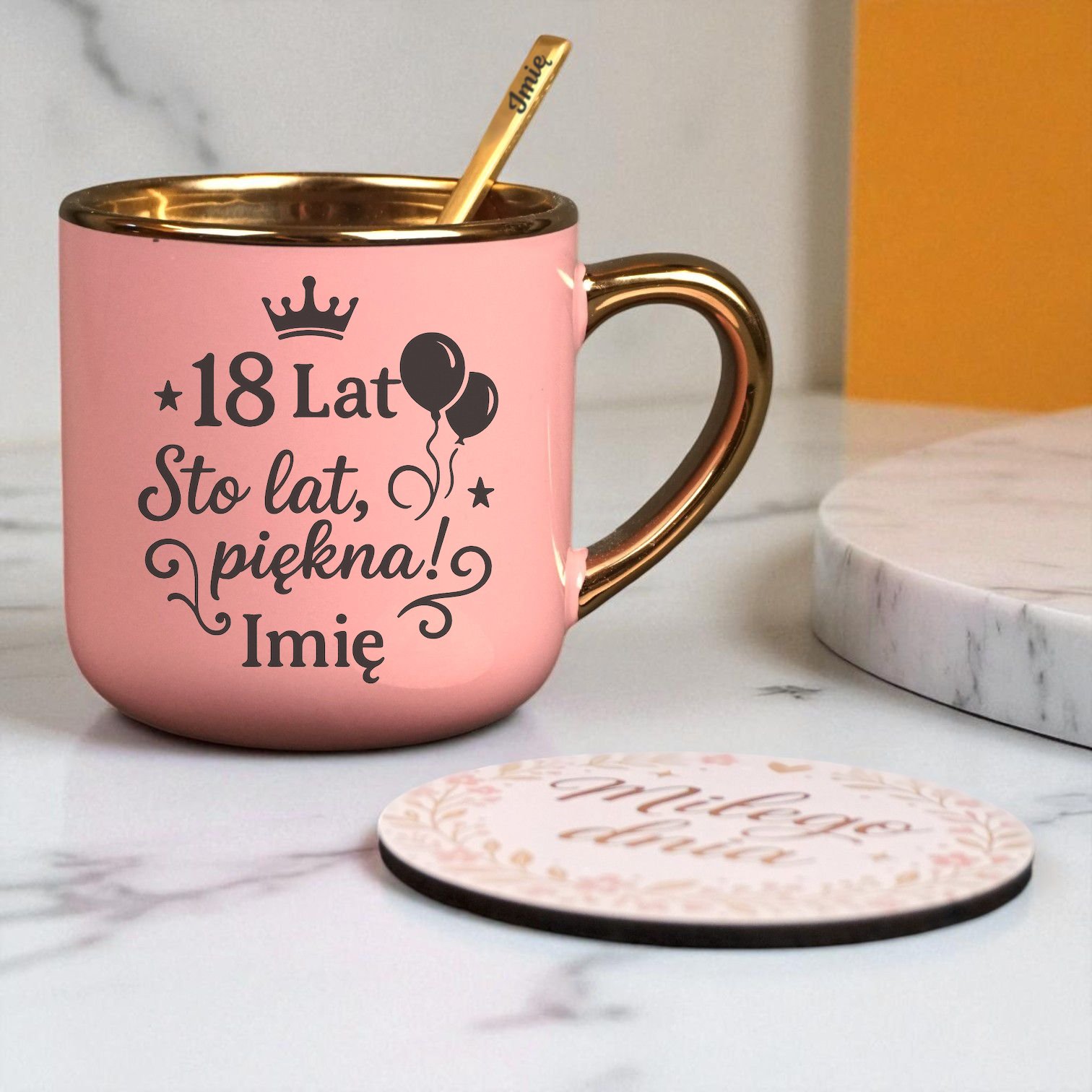 Kubek Personalizowany z Imieniem Róż + Łyżeczka i Podstawka Zestaw na 18 Urodziny v.5 Kubek Personalizowany z Imieniem Róż + Łyżeczka i Podstawka Zestaw na 18 Urodziny v.5