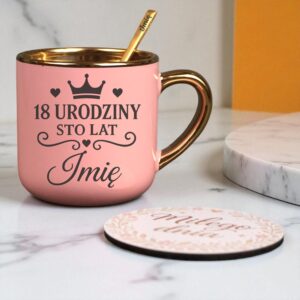 Kubek Personalizowany z Imieniem Róż + Łyżeczka i Podstawka Zestaw na 18 Urodziny v.6
