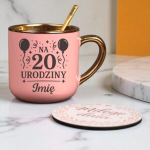 Kubek Personalizowany z Imieniem Róż + Łyżeczka i Podstawka Zestaw na 20 Urodziny v.4