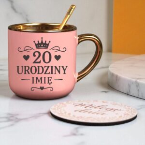 Kubek Personalizowany z Imieniem Róż + Łyżeczka i Podstawka Zestaw na 20 Urodziny v.5