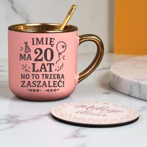 Kubek Personalizowany z Imieniem Róż + Łyżeczka i Podstawka Zestaw na 20 Urodziny v.3