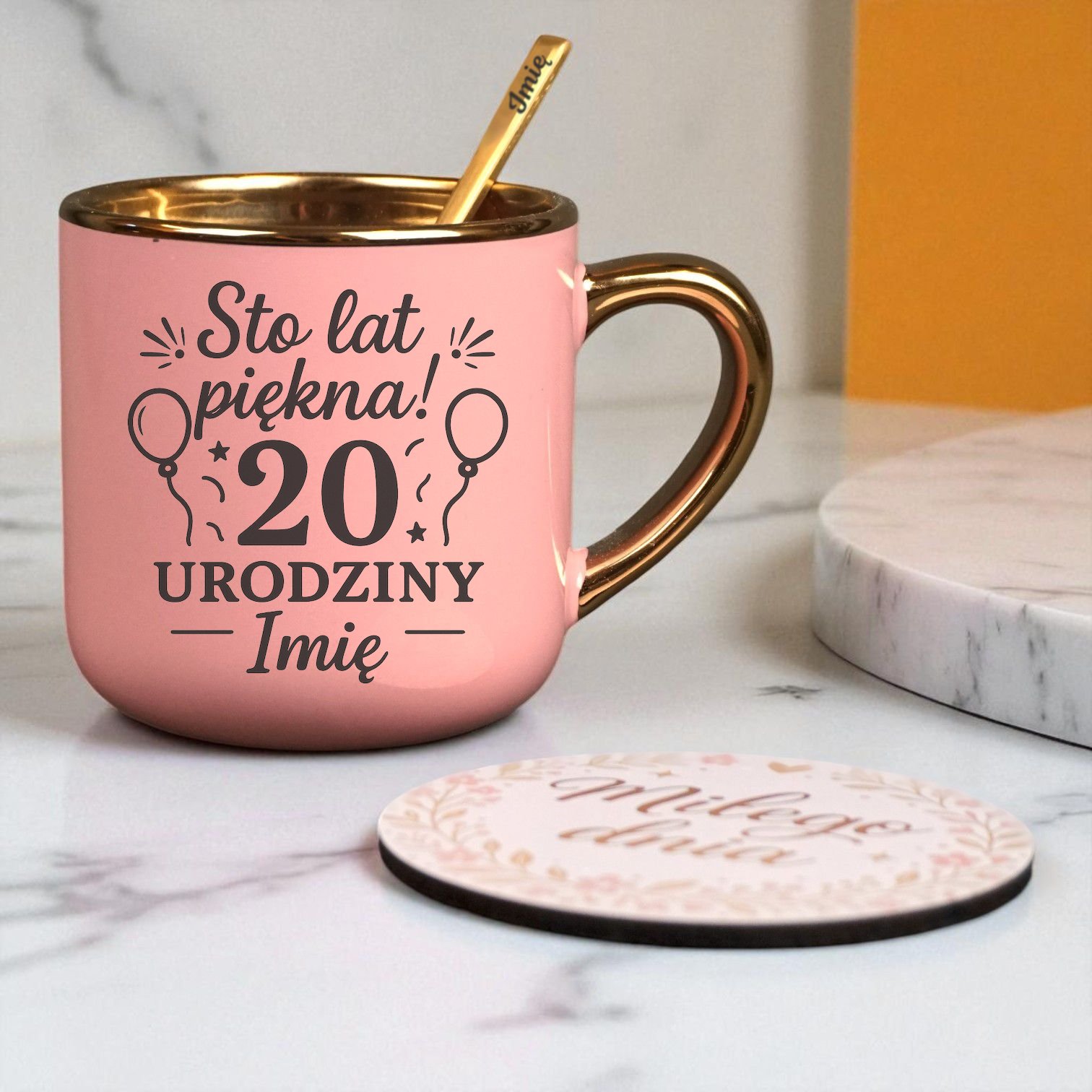 Kubek Personalizowany z Imieniem Róż + Łyżeczka i Podstawka Zestaw na 20 Urodziny v.1 Kubek Personalizowany z Imieniem Róż + Łyżeczka i Podstawka Zestaw na 20 Urodziny v.1