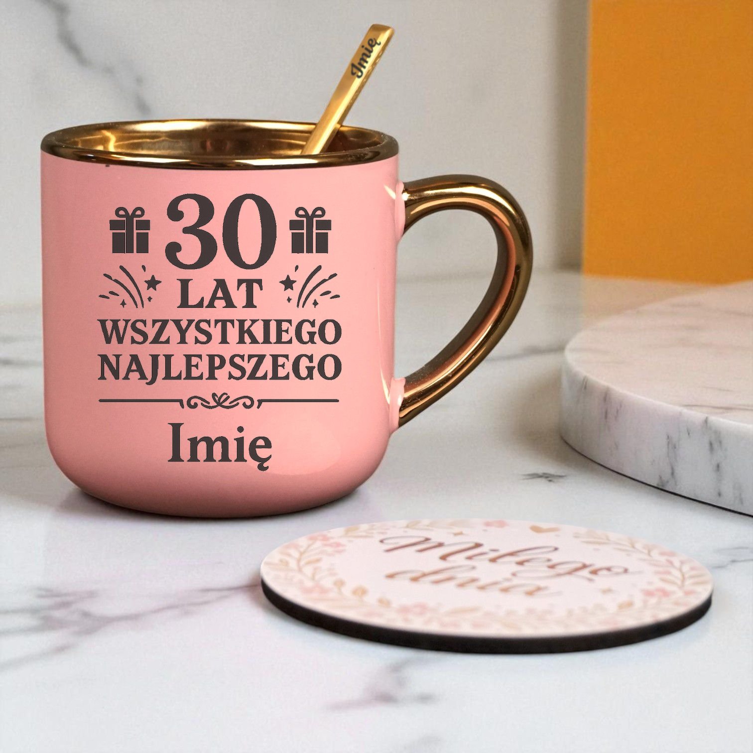 Kubek Personalizowany z Imieniem Róż + Łyżeczka i Podstawka Zestaw na 30 Urodziny v.2 Kubek Personalizowany z Imieniem Róż + Łyżeczka i Podstawka Zestaw na 30 Urodziny v.2