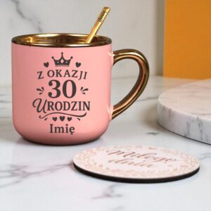Kubek Personalizowany z Imieniem Róż + Łyżeczka i Podstawka Zestaw na 30 Urodziny v.7