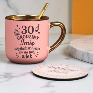 Kubek Personalizowany z Imieniem Róż + Łyżeczka i Podstawka Zestaw na 30 Urodziny v.4