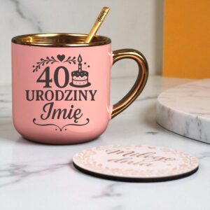 Kubek Personalizowany z Imieniem Róż + Łyżeczka i Podstawka Zestaw na 40 Urodziny v.1
