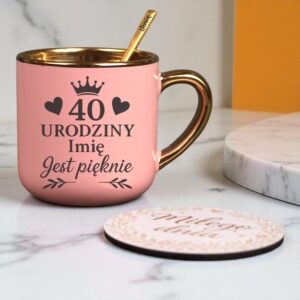 Kubek Personalizowany z Imieniem Róż + Łyżeczka i Podstawka Zestaw na 40 Urodziny v.8