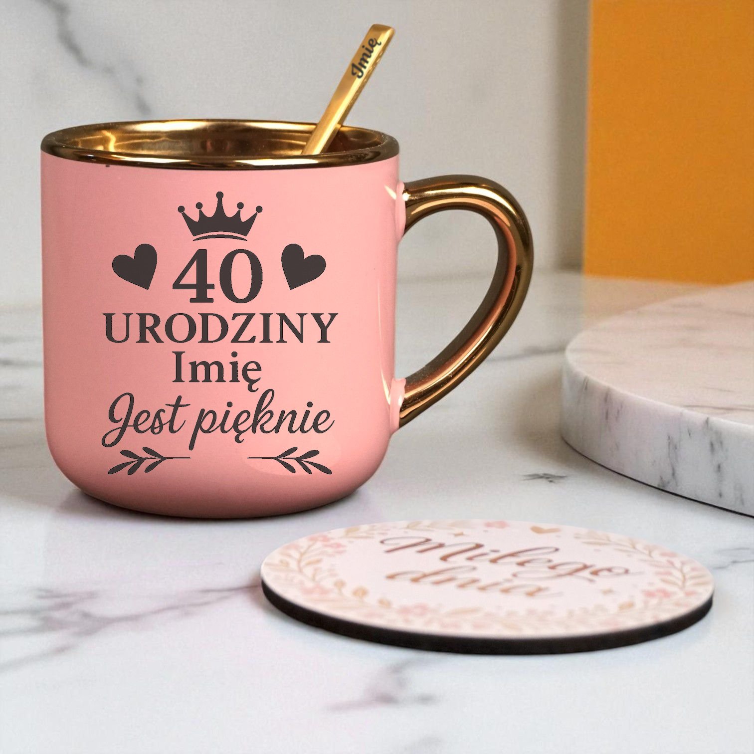 Kubek Personalizowany z Imieniem Róż + Łyżeczka i Podstawka Zestaw na 40 Urodziny v.8 Kubek Personalizowany z Imieniem Róż + Łyżeczka i Podstawka Zestaw na 40 Urodziny v.8