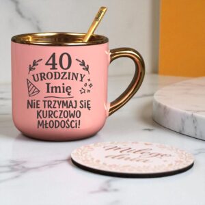 Kubek Personalizowany z Imieniem Róż + Łyżeczka i Podstawka Zestaw na 40 Urodziny v.4