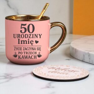 Kubek Personalizowany z Imieniem Róż + Łyżeczka i Podstawka Zestaw na 50 Urodziny v.1