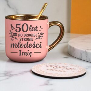 Kubek Personalizowany z Imieniem Róż + Łyżeczka i Podstawka Zestaw na 50 Urodziny v.5