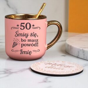 Kubek Personalizowany z Imieniem Róż + Łyżeczka i Podstawka Zestaw na 50 Urodziny v.6