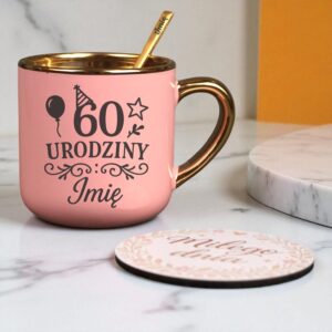 Kubek Personalizowany z Imieniem Róż + Łyżeczka i Podstawka Zestaw na 60 Urodziny v.1