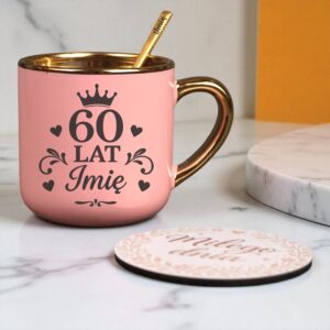 Kubek Personalizowany z Imieniem Róż + Łyżeczka i Podstawka Zestaw na 60 Urodziny v.6