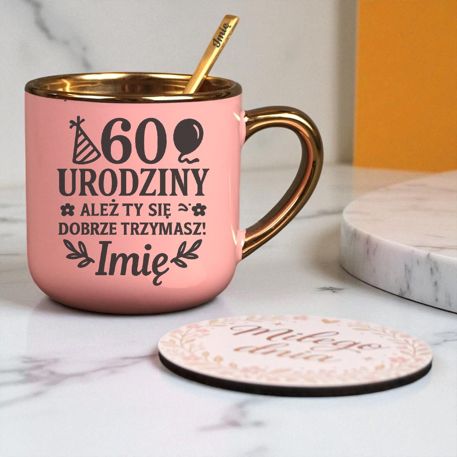 Kubek Personalizowany z Imieniem Róż + Łyżeczka i Podstawka Zestaw na 60 Urodziny v.3 Kubek Personalizowany z Imieniem Róż + Łyżeczka i Podstawka Zestaw na 60 Urodziny v.3
