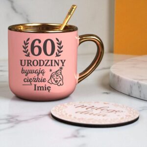 Kubek Personalizowany z Imieniem Róż + Łyżeczka i Podstawka Zestaw na 60 Urodziny v.4