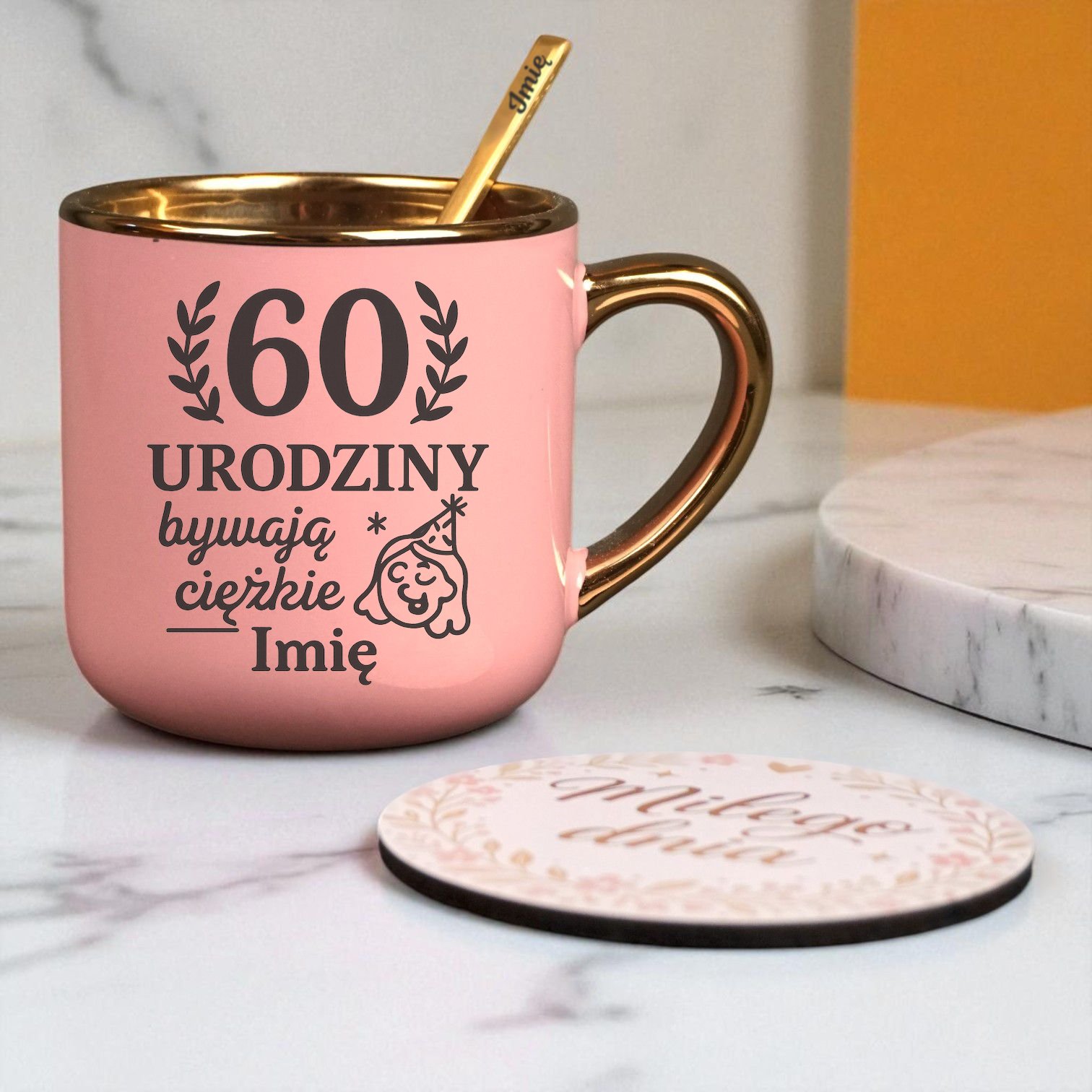 Kubek Personalizowany z Imieniem Róż + Łyżeczka i Podstawka Zestaw na 60 Urodziny v.4 Kubek Personalizowany z Imieniem Róż + Łyżeczka i Podstawka Zestaw na 60 Urodziny v.4
