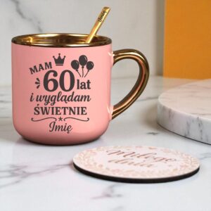 Kubek Personalizowany z Imieniem Róż + Łyżeczka i Podstawka Zestaw na 60 Urodziny v.5