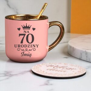 Kubek Personalizowany z Imieniem Róż + Łyżeczka i Podstawka Zestaw na 70 Urodziny v.5