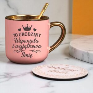 Kubek Personalizowany z Imieniem Róż + Łyżeczka i Podstawka Zestaw na 70 Urodziny v.6