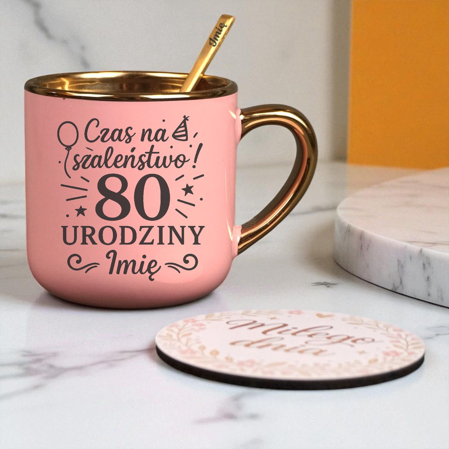 Kubek Personalizowany z Imieniem Róż + Łyżeczka i Podstawka Zestaw na 80 Urodziny v.1 Kubek Personalizowany z Imieniem Róż + Łyżeczka i Podstawka Zestaw na 80 Urodziny v.1